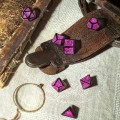 kości-rpg-zew-cthulhu-7-edycja-czerń-i-magenta (2).jpg