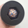 Kość metalowa D100 Hextech Orb — Zdjęcie promo (z ręki)