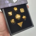 Kości metalowe Marred Midas (zestaw 7 szt.) — Zdjęcie promo (z ręki)