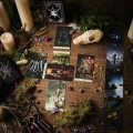 Crooked Moon RPG Talia tarota z woreczkiem — zawartość (producent)