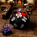 Kość żywiczna D20 50 mm Crimson Watcher (floating eye) — zawartość (producent)