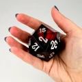 Kość żywiczna D20 50 mm Crimson Watcher (floating eye) — zawartość (producent)