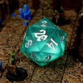 Kość żywiczna D20 50 mm Ocean Orb (liquid core) — zawartość (producent)