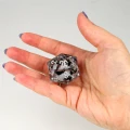 Kość żywiczna D20 33 mm Meowgic Stone (liquid core) — zawartość (producent)